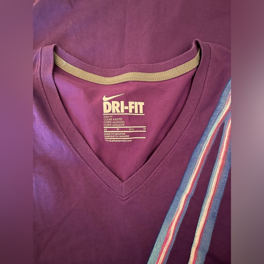 Nike Athletic T-shirt - Picture 3 of 3